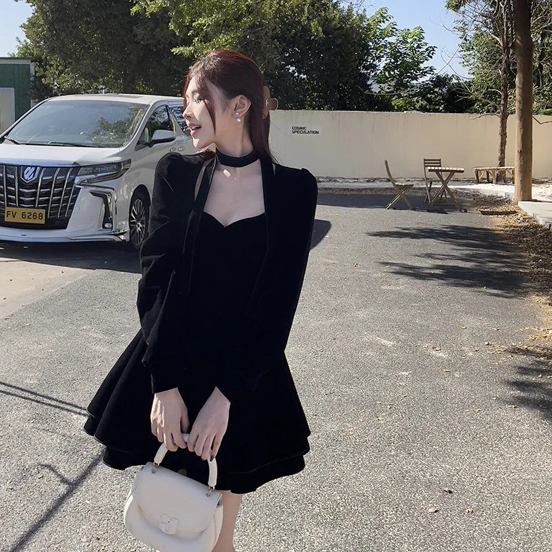 Robe courte femme en velours noir à col carré et tour de cou