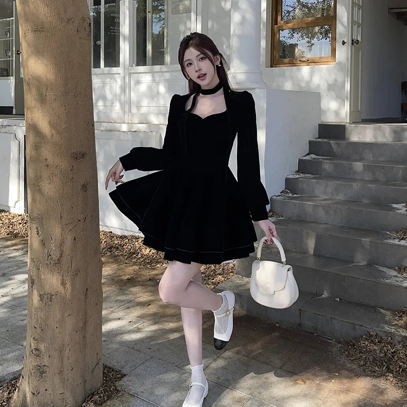 Robe courte femme en velours noir à col carré et tour de cou