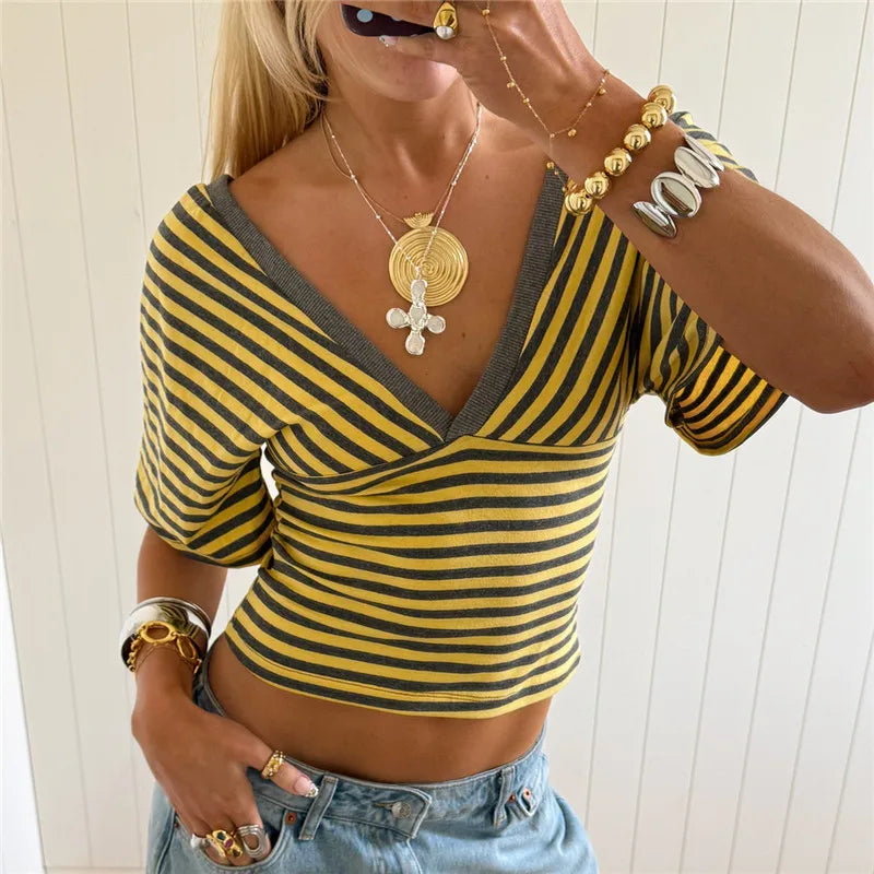 T-Shirt Court Rayé Femme – Col V et Dos Nu