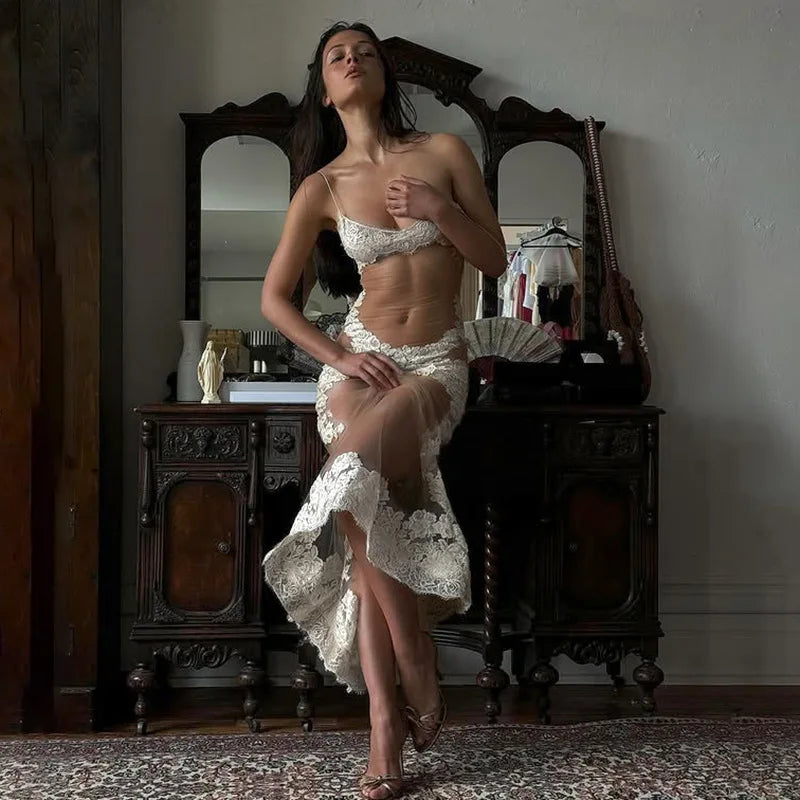 Robe Longue Évasée en Maille Transparente Brodée de Fleurs