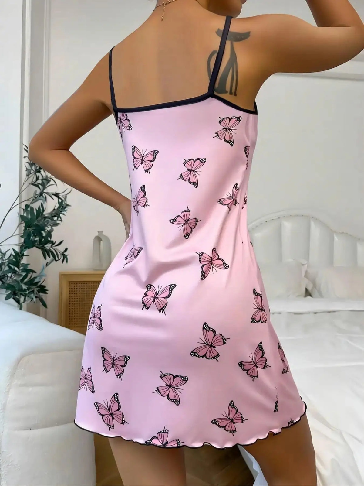Nuisette Fluide Femme – Papillons et Fente Latérale