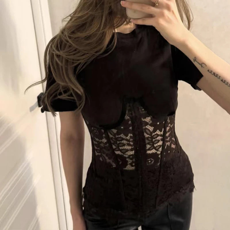 T-shirt Moulant Femme – Dentelle et Baleines