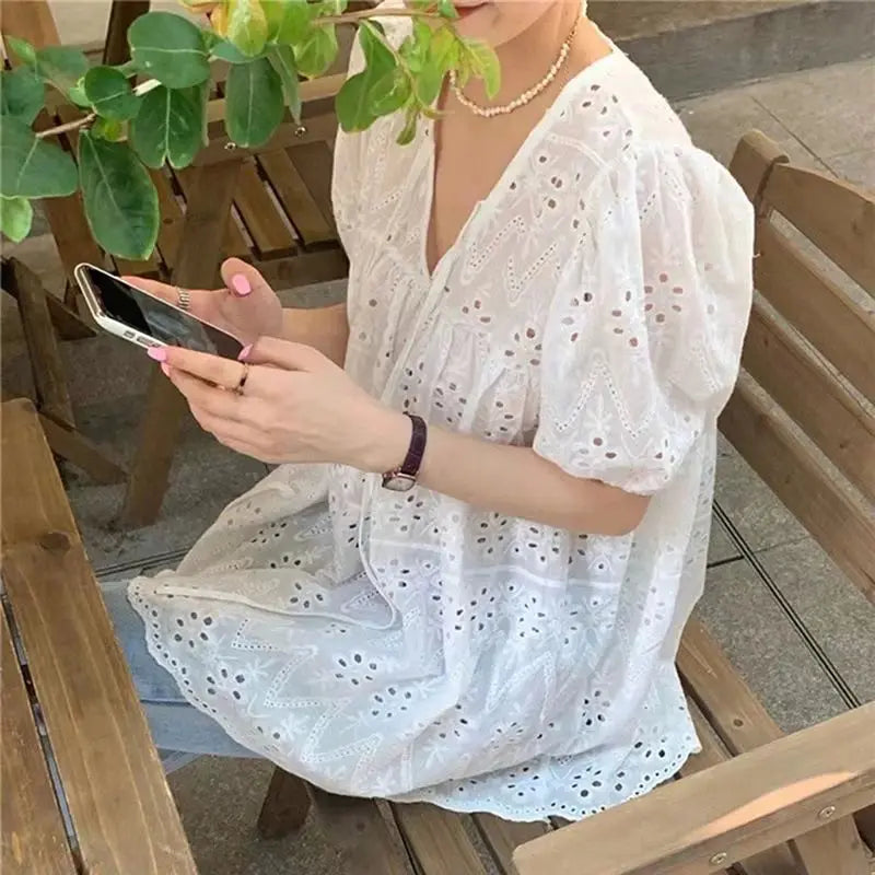 Chemise d’Été Femme – Col V et Dentelle Florale