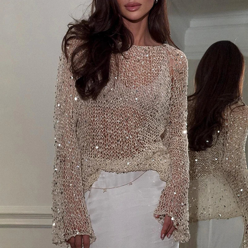 Pull femme en maille ajourée à col rond et manches évasées
