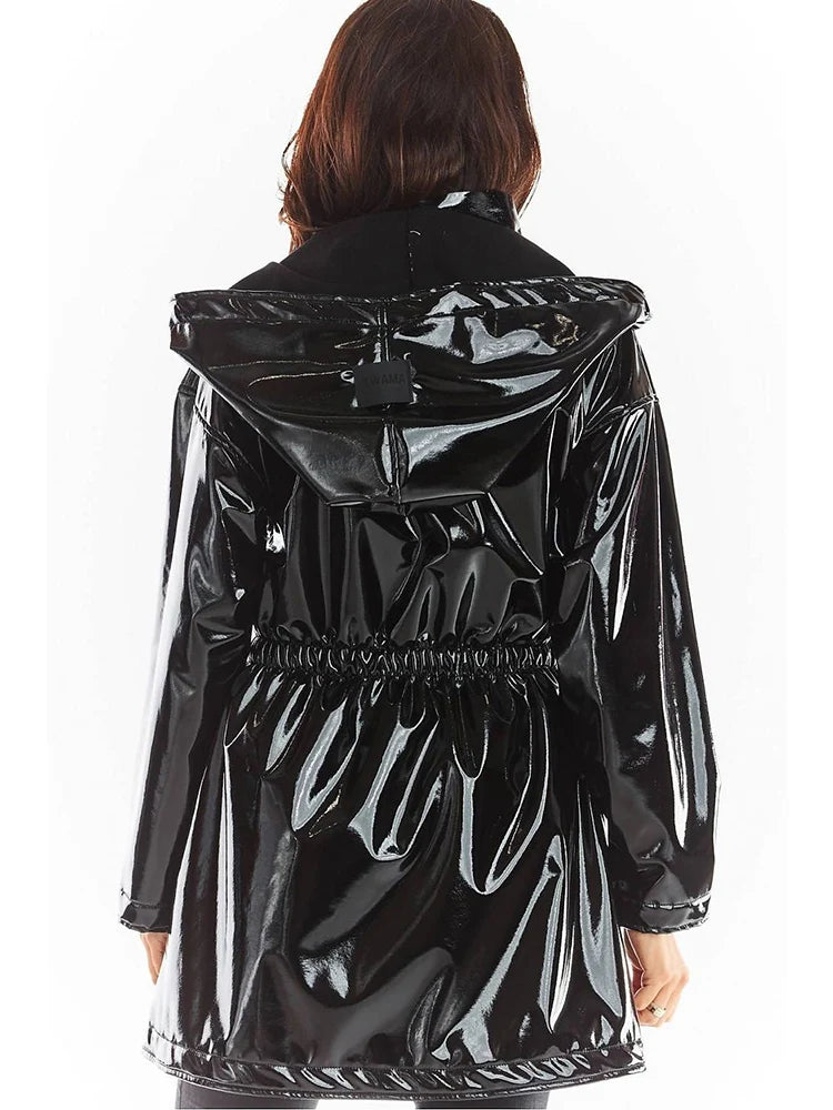 Manteau Verni à Capuche et Fermeture Boutonnée