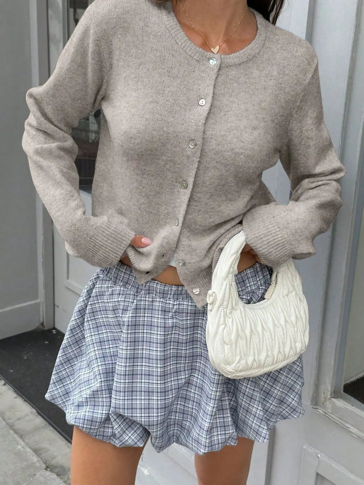 Cardigan Court Femme – Maille Douce et Boutons Coquillage
