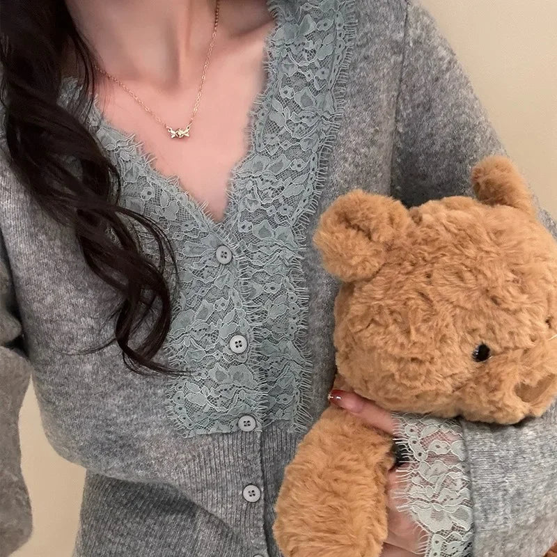 Cardigan en Maille Femme – Col V et Bordure en Dentelle