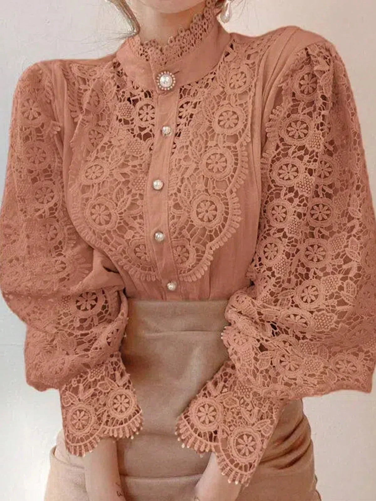 Chemise Rétro Femme – Dentelle Ajourée et Coupe Décontractée