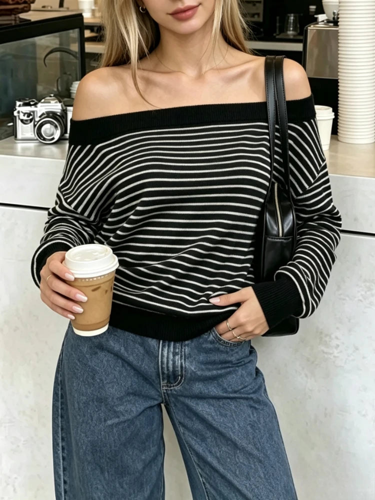 Pull Rayé Femme – Col Asymétrique et Épaules Dénudées