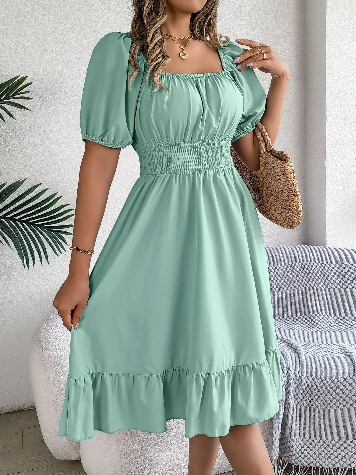 Robe Élégante Femme – Taille Haute, Col Carré et Manches Courtes