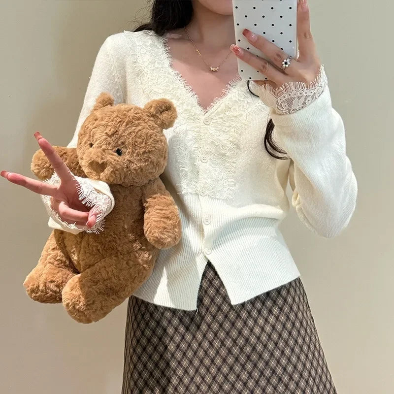 Cardigan en Maille Femme – Col V et Bordure en Dentelle