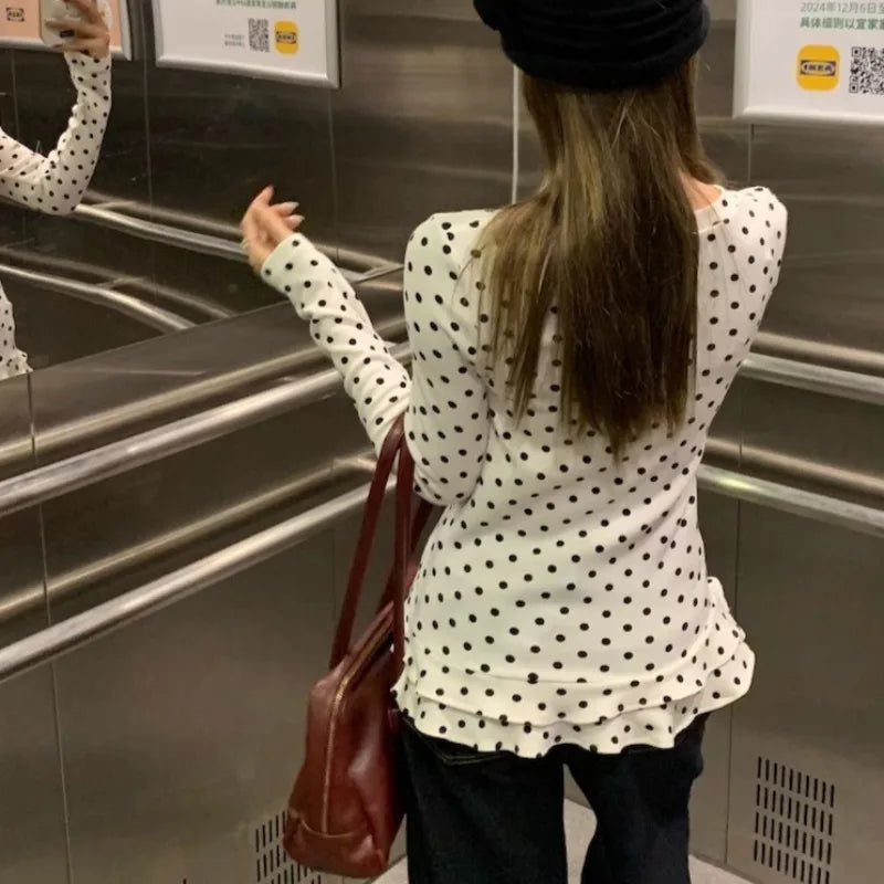 T-shirt à Pois Femme – Coupe Cintrée et Bords à Volants