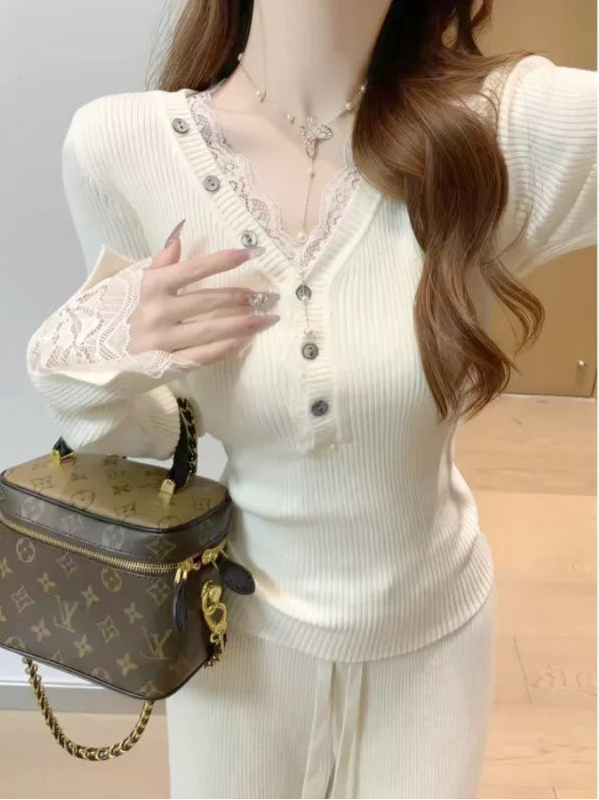 Pull Ajusté Femme – Col V et Empiècements en Dentelle