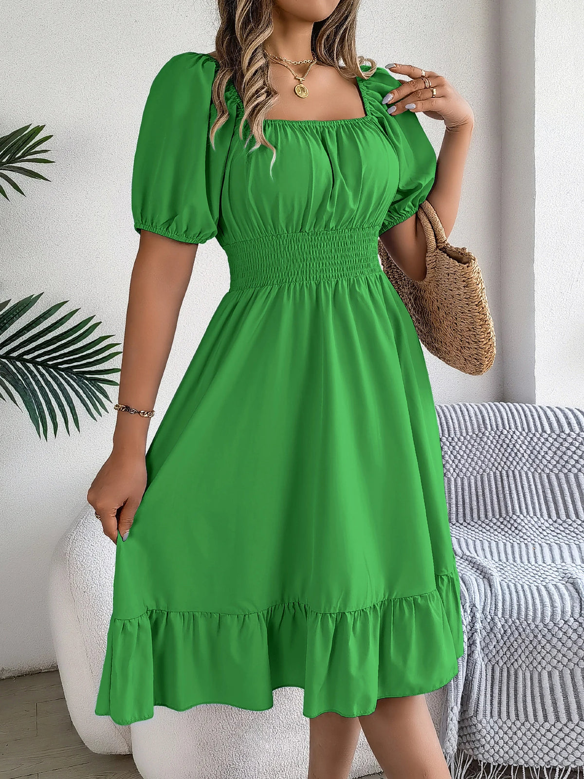 Robe Élégante Femme – Taille Haute, Col Carré et Manches Courtes