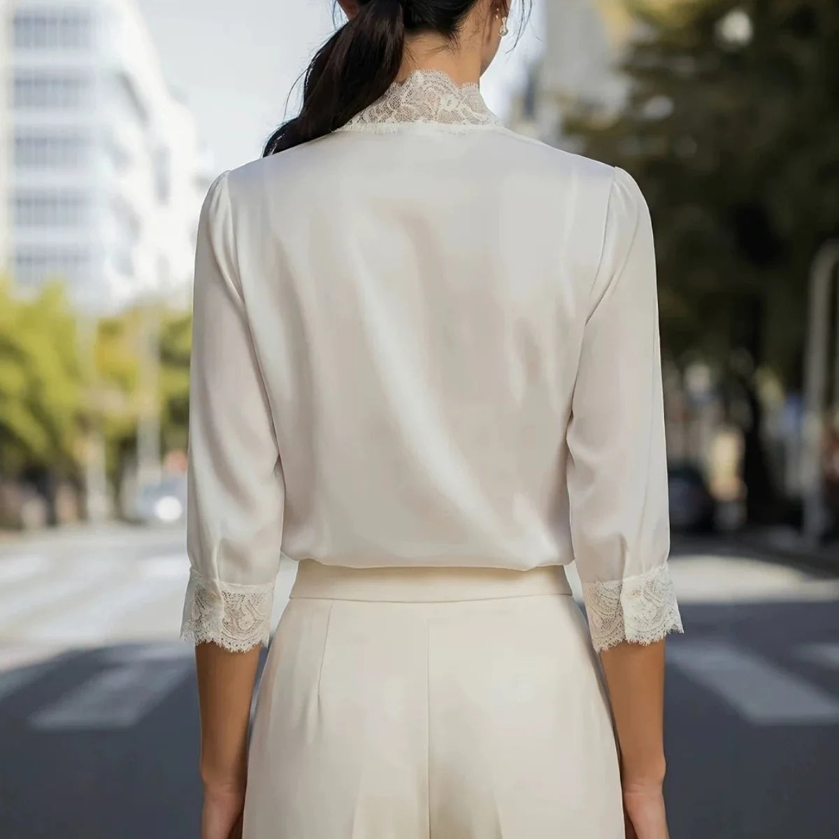 Chemisier Satiné Femme – Col V et Dentelle