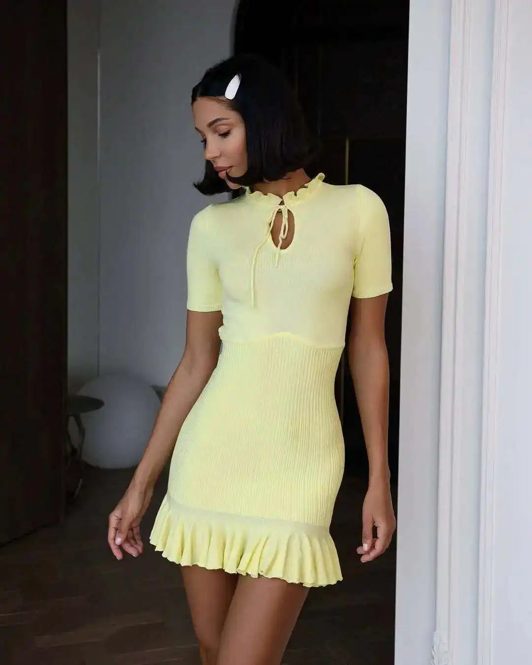Mini-Robe d’Été Femme – Maille, Volants et Manches Courtes