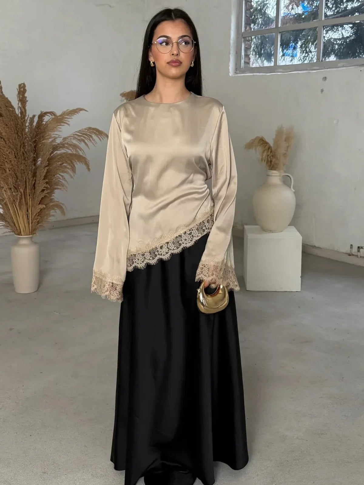 Chemise Satinée Femme – Dentelle et Ourlet Asymétrique
