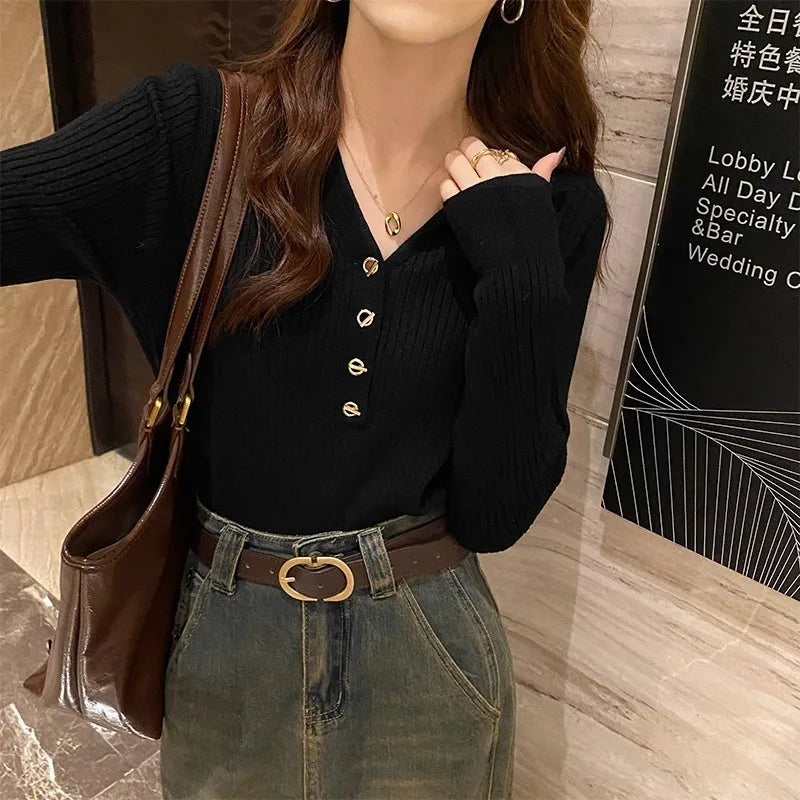 Pull Ajusté Femme – Col V et Boutons Métalliques