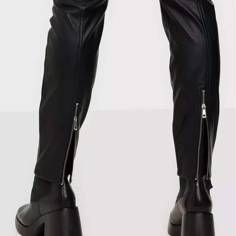 Pantalon Slim en Similicuir Mat à Chevilles Zippées