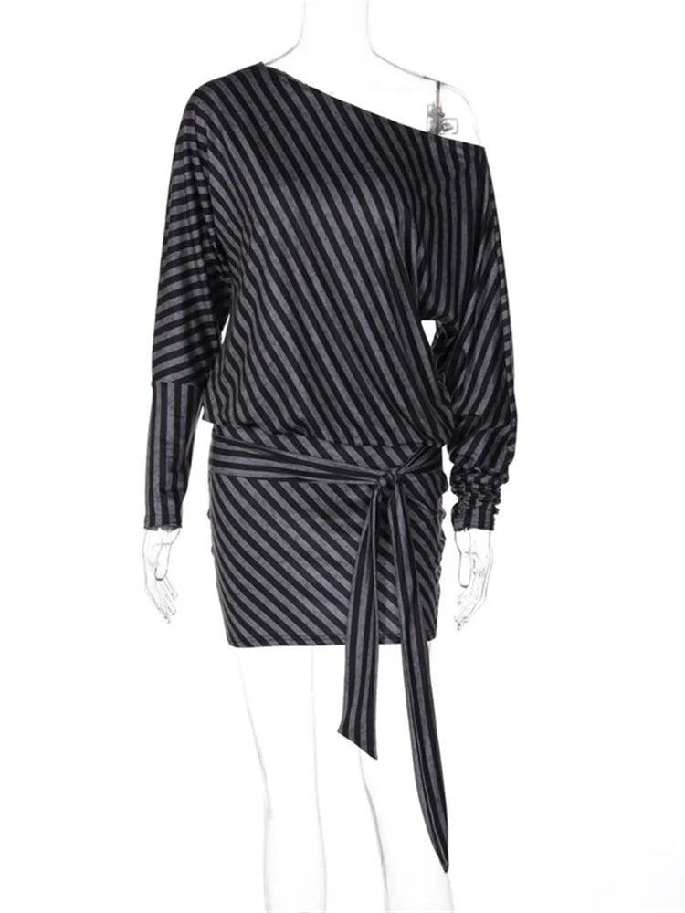 Robe fourreau femme rayée asymétrique à manche lanterne