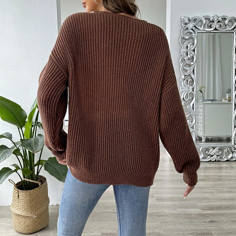 Pull femme oversize en maille col V à boutons perlés