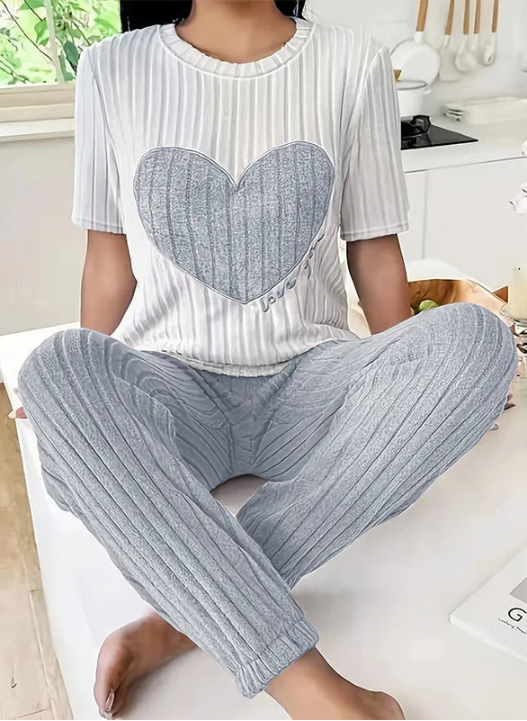 Pyjama à Cœurs Femme – Haut Col Rond et Pantalon Long