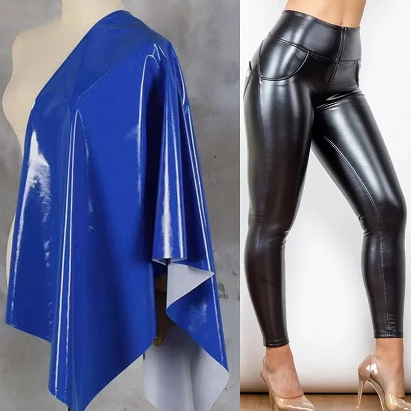 Pantalon Ajusté en Similicuir à Coutures Dessinées