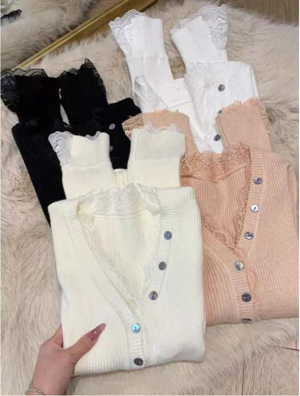 Pull Ajusté Femme – Col V et Empiècements en Dentelle