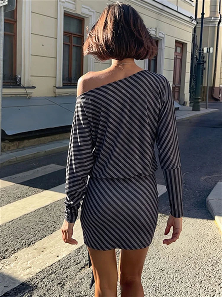Robe fourreau femme rayée asymétrique à manche lanterne
