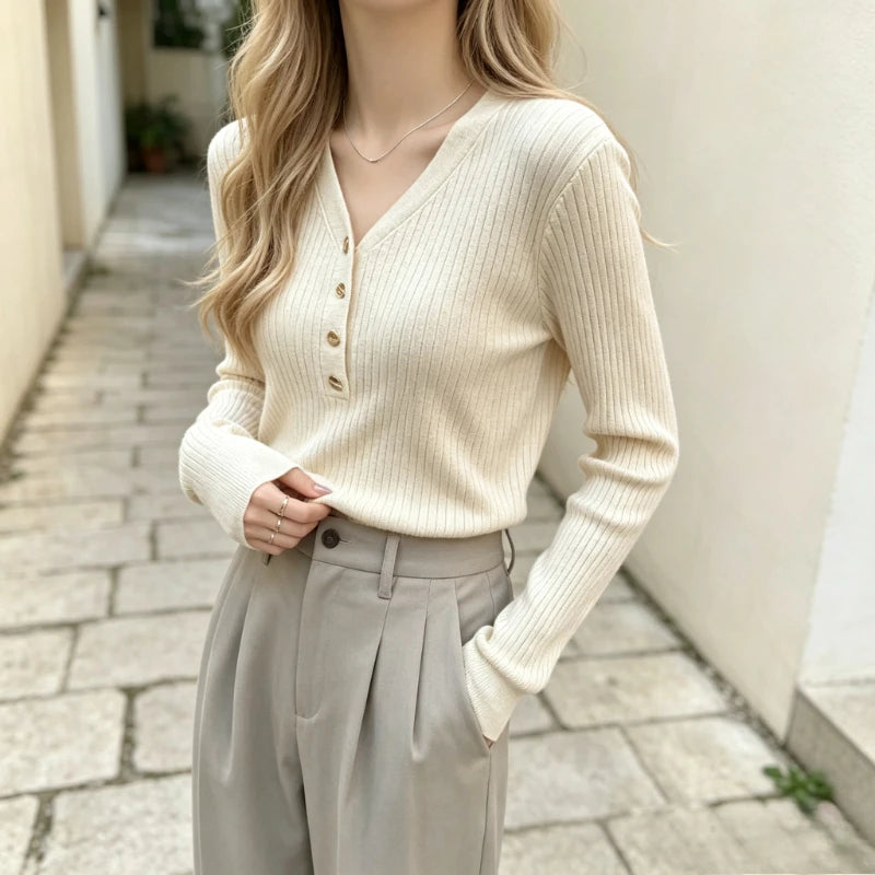 Pull Ajusté Femme – Col V et Boutons Métalliques
