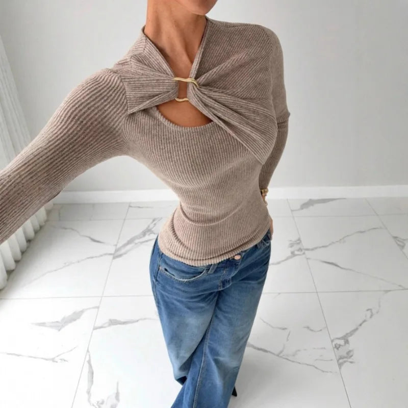 Pull Ajusté Femme – Col Asymétrique et Boucle Métallique