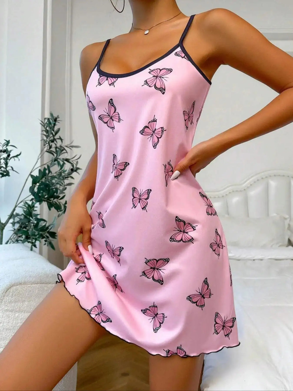 Nuisette Fluide Femme – Papillons et Fente Latérale