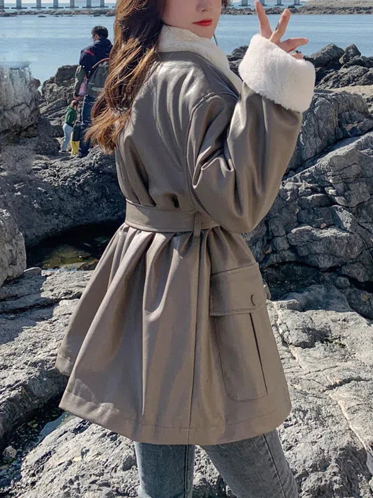 Blouson femme noir en simili cuir à col fourrure et ceinture
