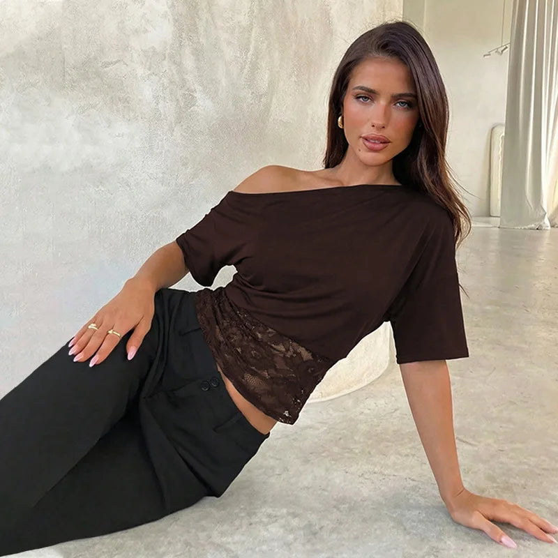 Crop Top en Dentelle Femme – Col Asymétrique et Épaules Dénudées