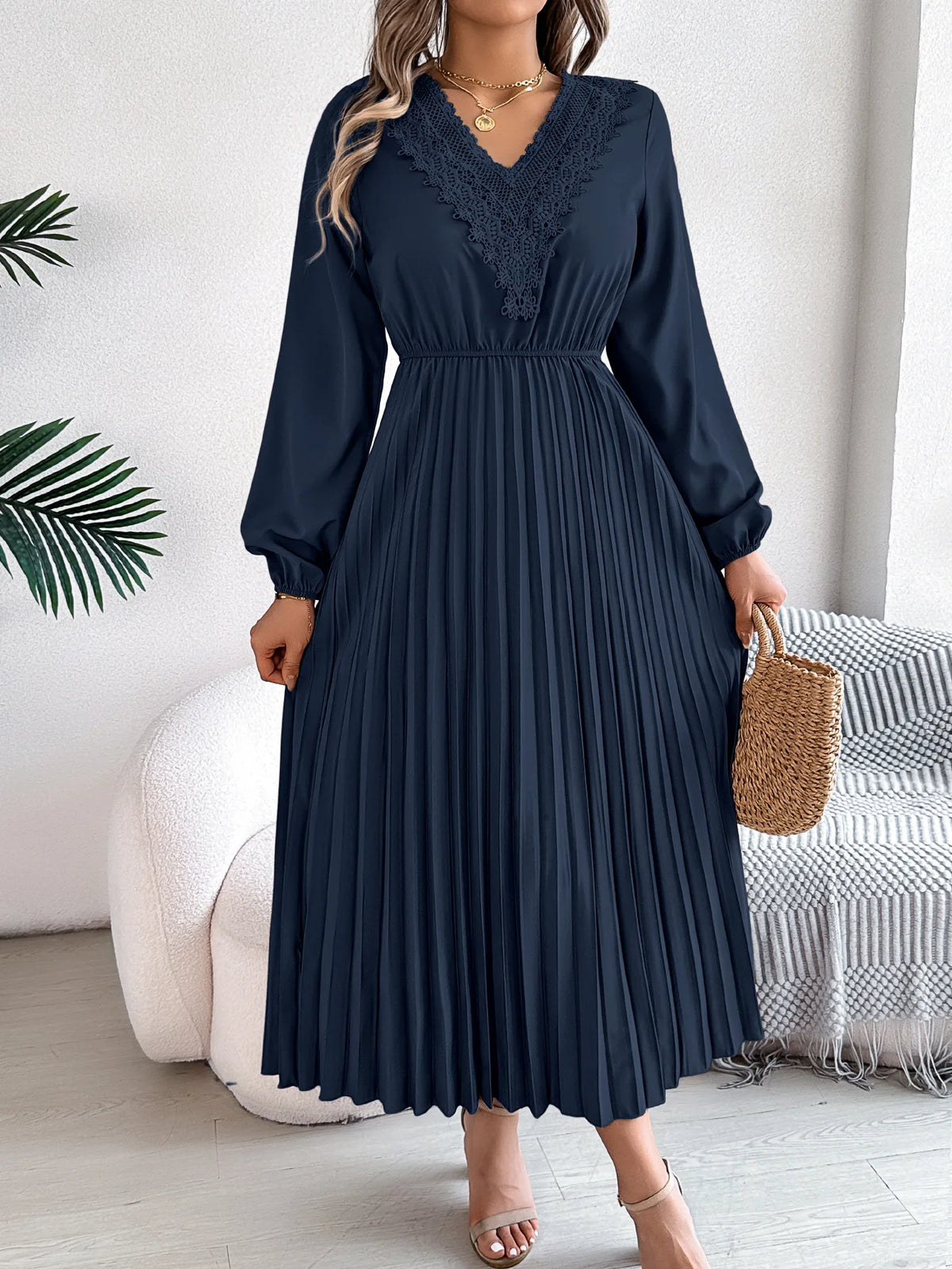 Robe Longue Plissée Femme – Col V et Taille en Dentelle