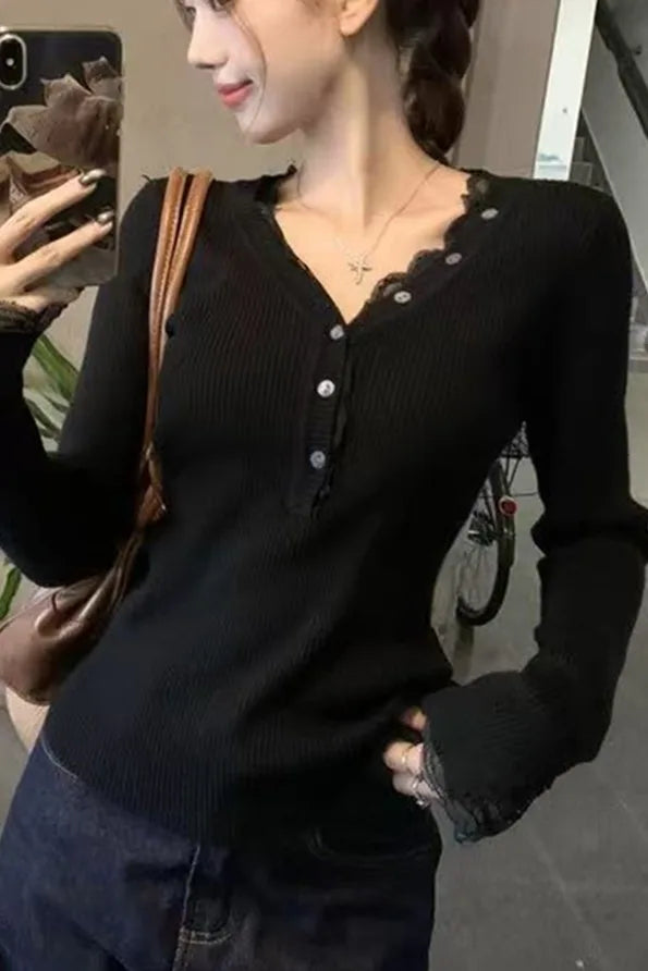 Pull Ajusté Femme – Col V et Empiècements en Dentelle