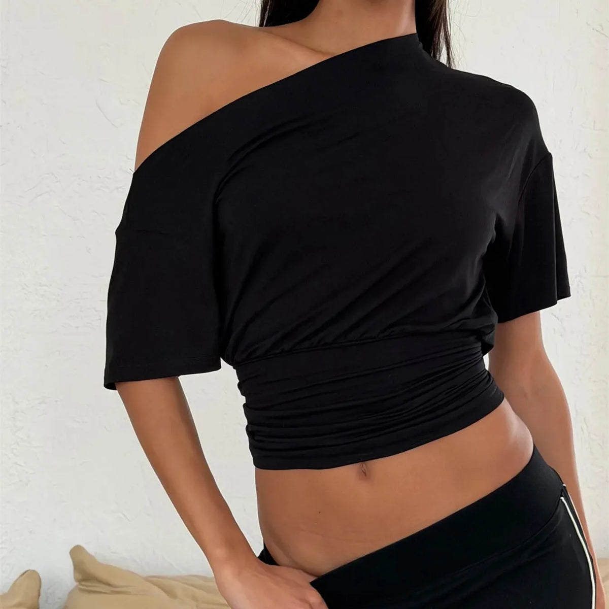 T-Shirt Court Femme – Épaules Dénudées et Taille Froncée