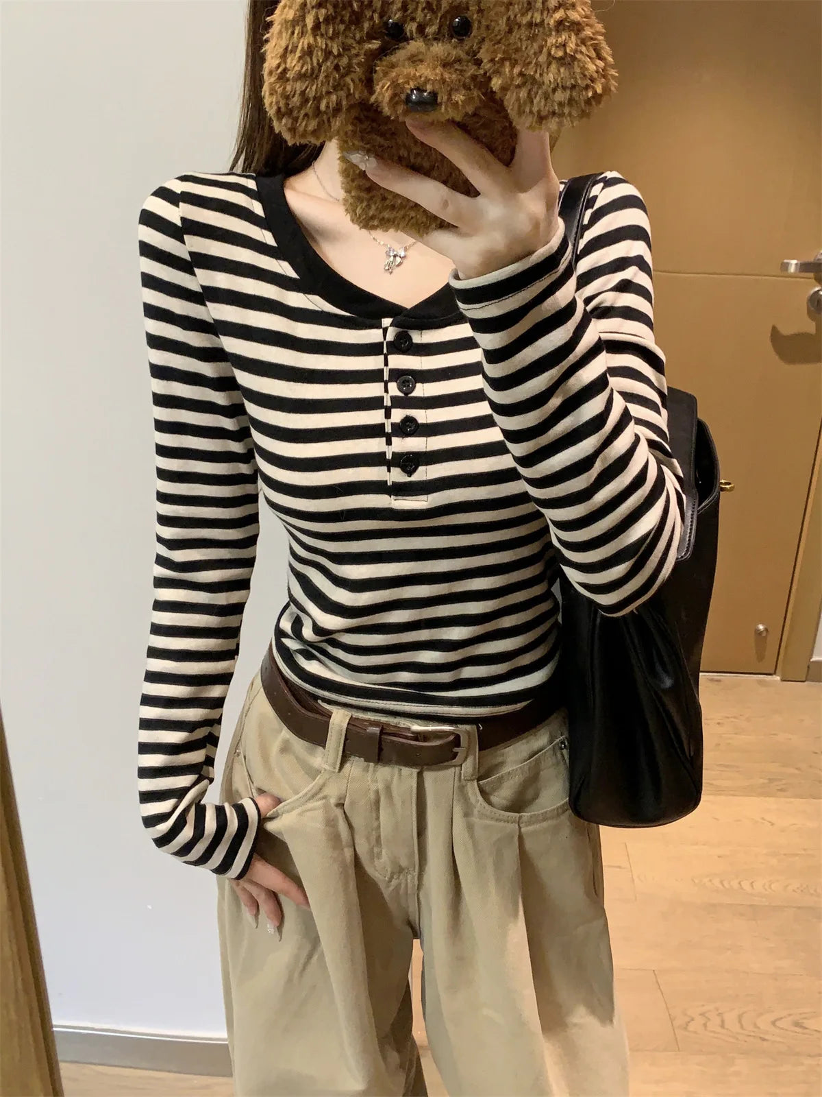 T-shirt Rayé Femme – Coupe Ajustée et Boutons