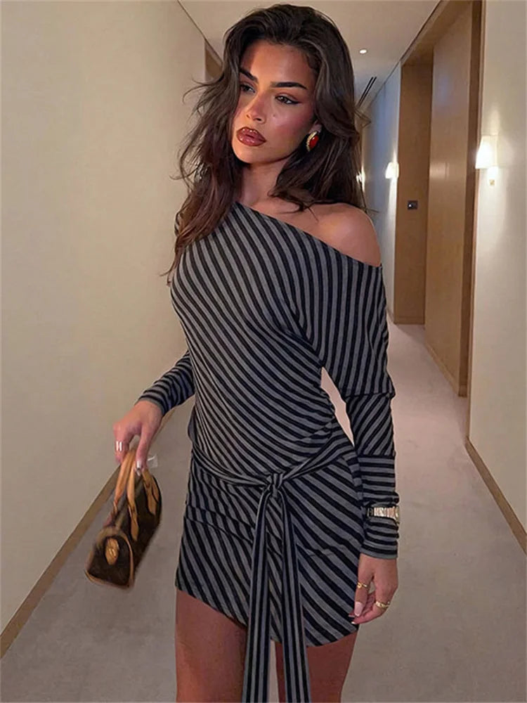 Robe fourreau femme rayée asymétrique à manche lanterne