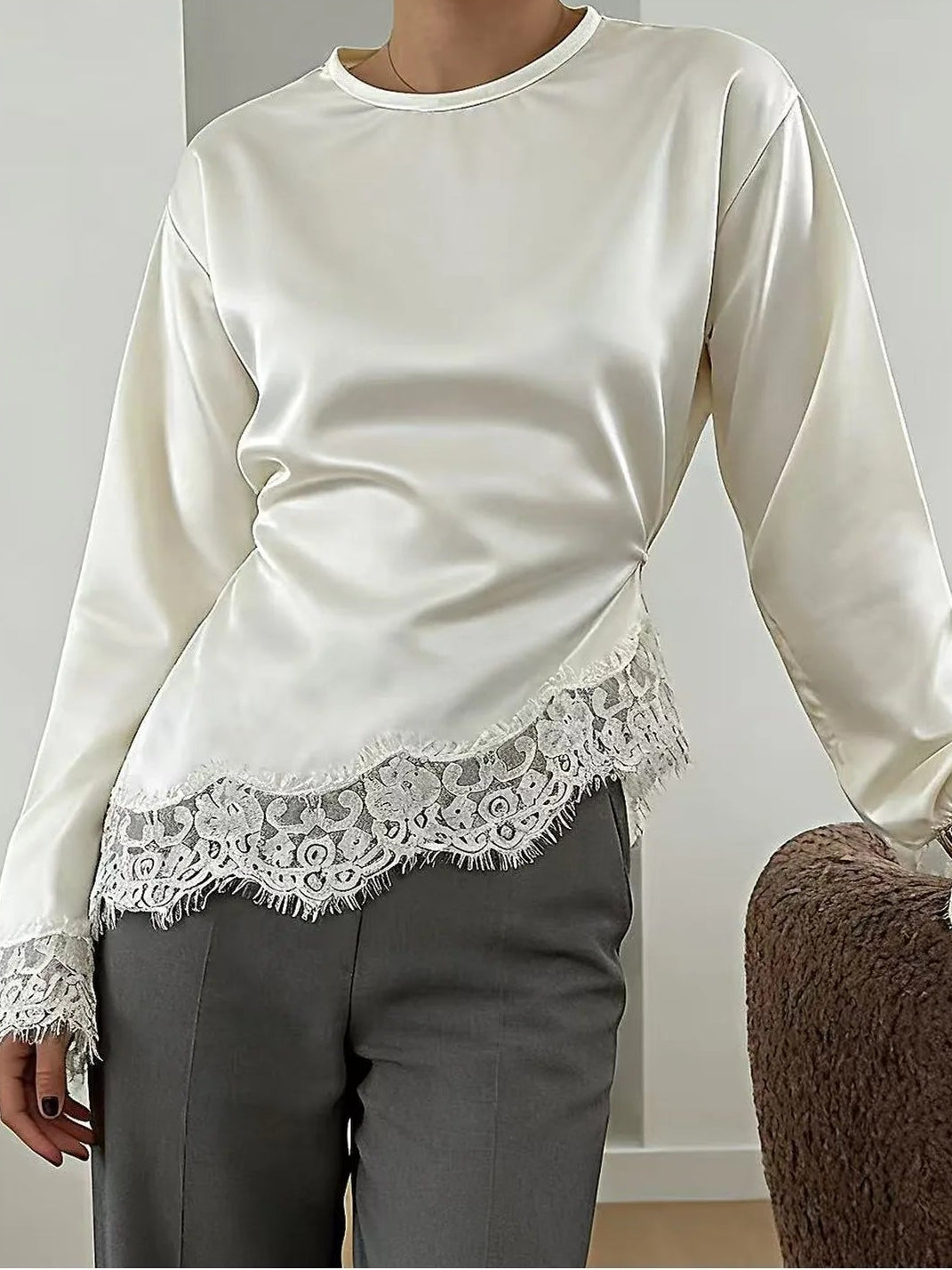 Chemise Satinée Femme – Dentelle et Ourlet Asymétrique