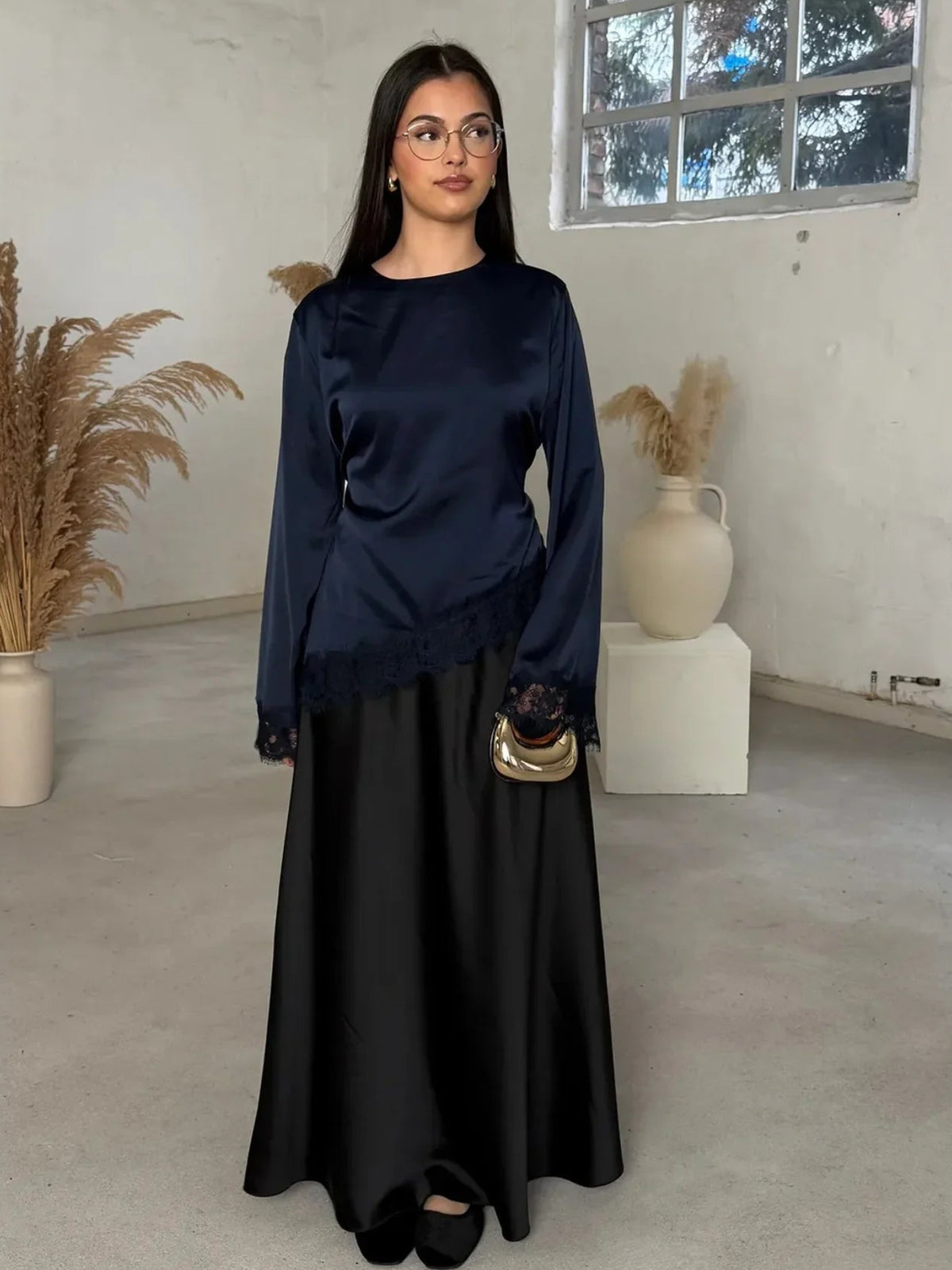 Chemise Satinée Femme – Dentelle et Ourlet Asymétrique
