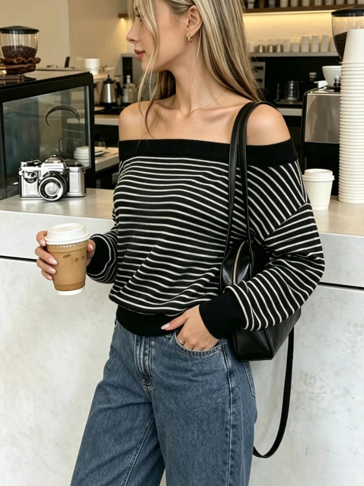 Pull Rayé Femme – Col Asymétrique et Épaules Dénudées