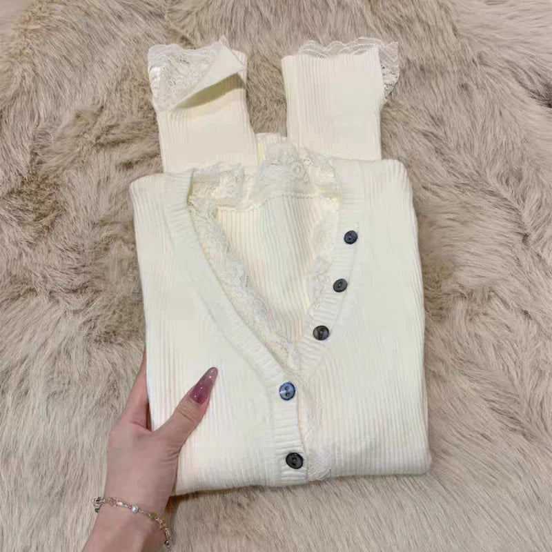 Pull Ajusté Femme – Col V et Empiècements en Dentelle