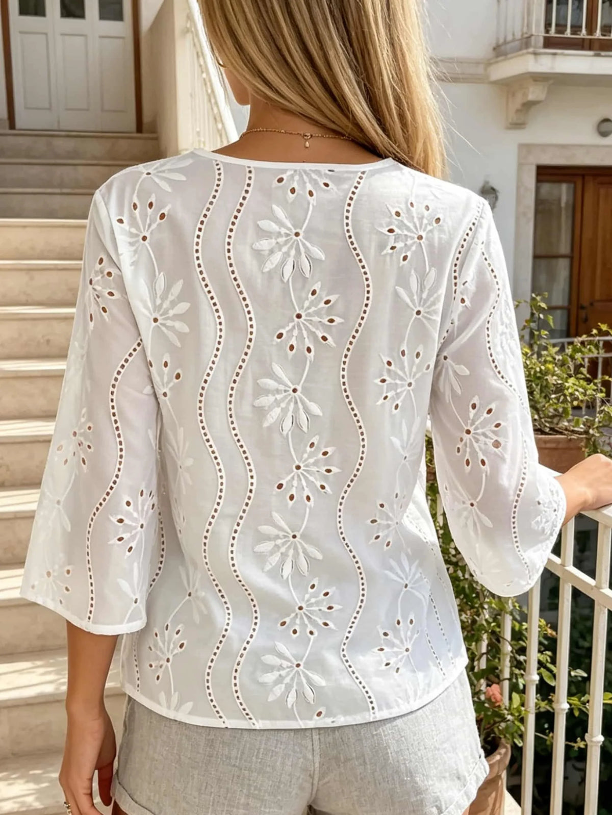Chemisier Blanc Femme – Col V, Broderie Ajourée et Dentelle