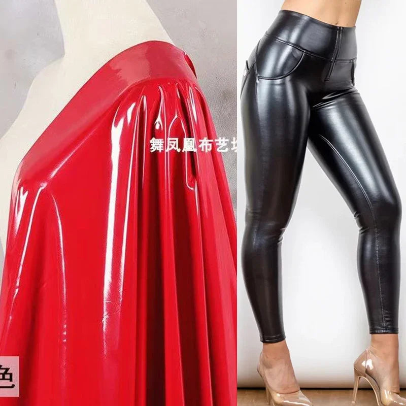 Échantillon de tissu rouge et pantalon noir