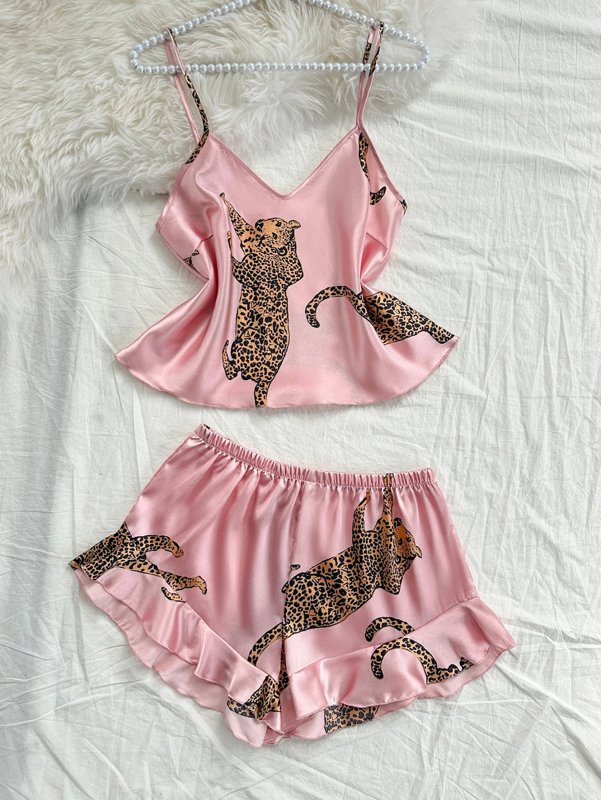 Pyjama d’Été 2 Pièces Femme – Léopard et Tissu Soyeux