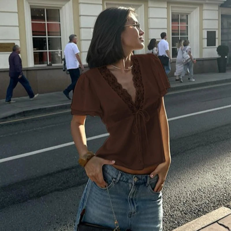 Chemisier Satiné Femme – Col V Profond et Dentelle