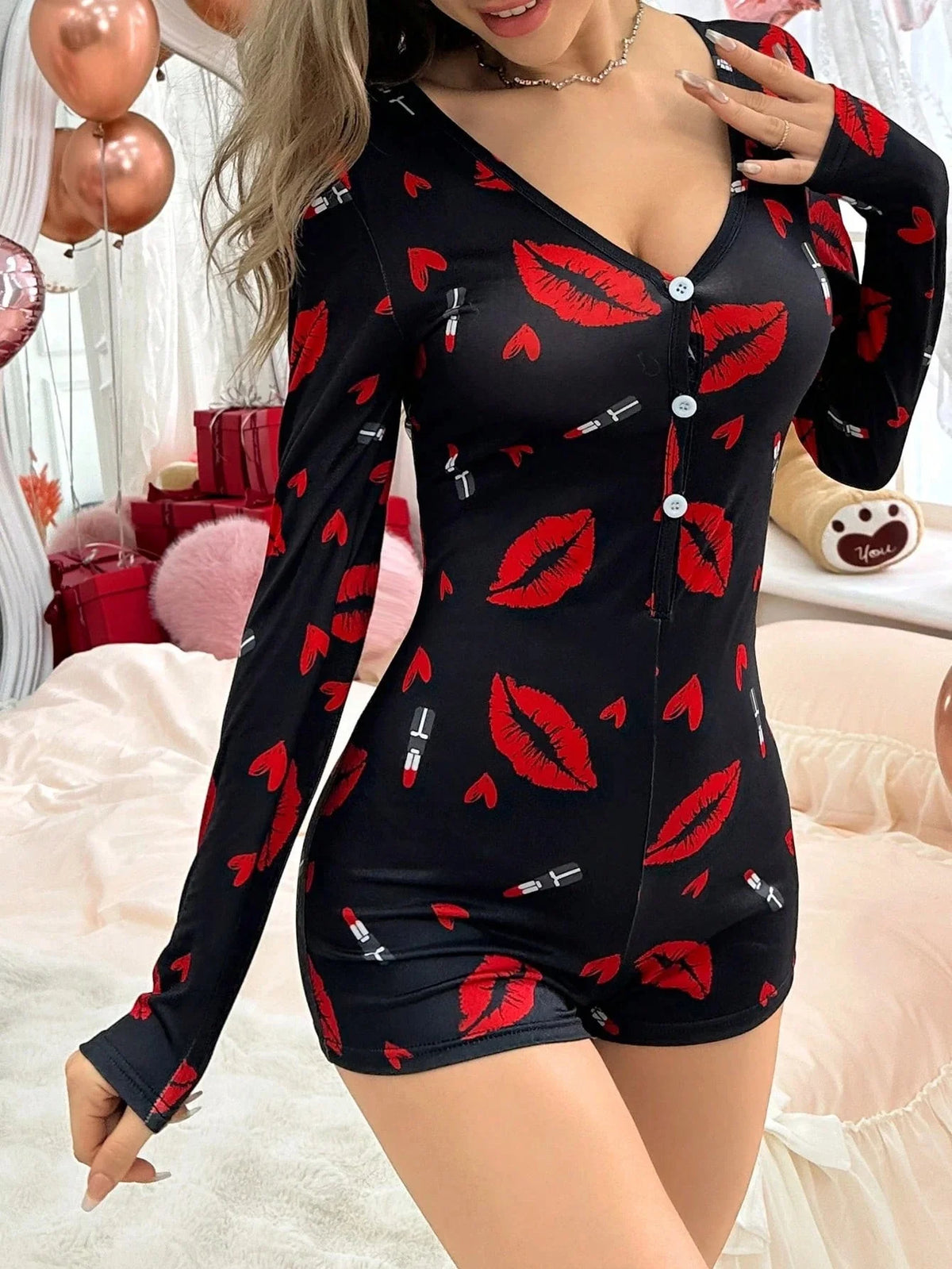 Combinaison de Nuit Femme – Lèvres Rouges, Col V et Boutons