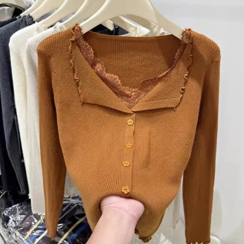 Cardigan Côtelé Femme – Bordures en Dentelle