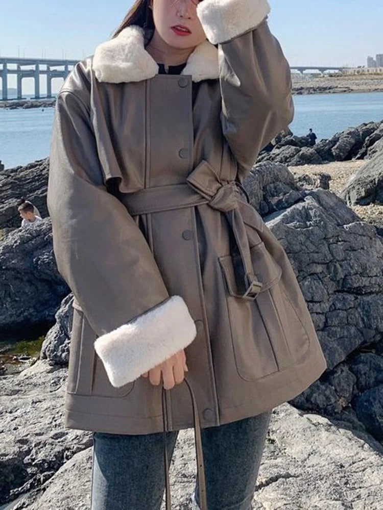 Blouson femme noir en simili cuir à col fourrure et ceinture
